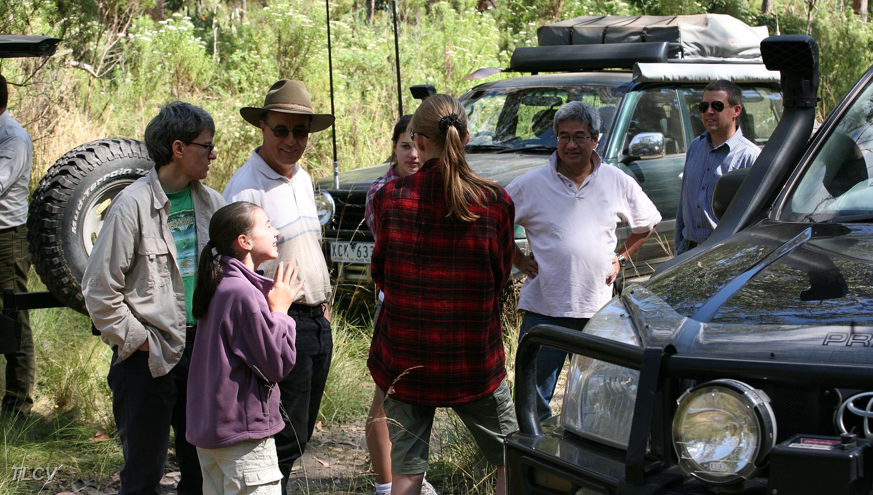03-Convoy stops for a morning tea break on Commins Track.JPG